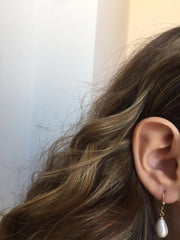 Ermus Gold - Damen Ohrringe mit Weißen Tropfenperlen, 14K 585 Gelbgold, Elegantes Design - Ermus Gold