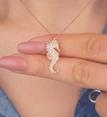 Ermus Gold – Seepferdchen-Halskette aus 925er Sterlingsilber mit Zirkon – Handgemachter Schmuck - Ermus Gold
