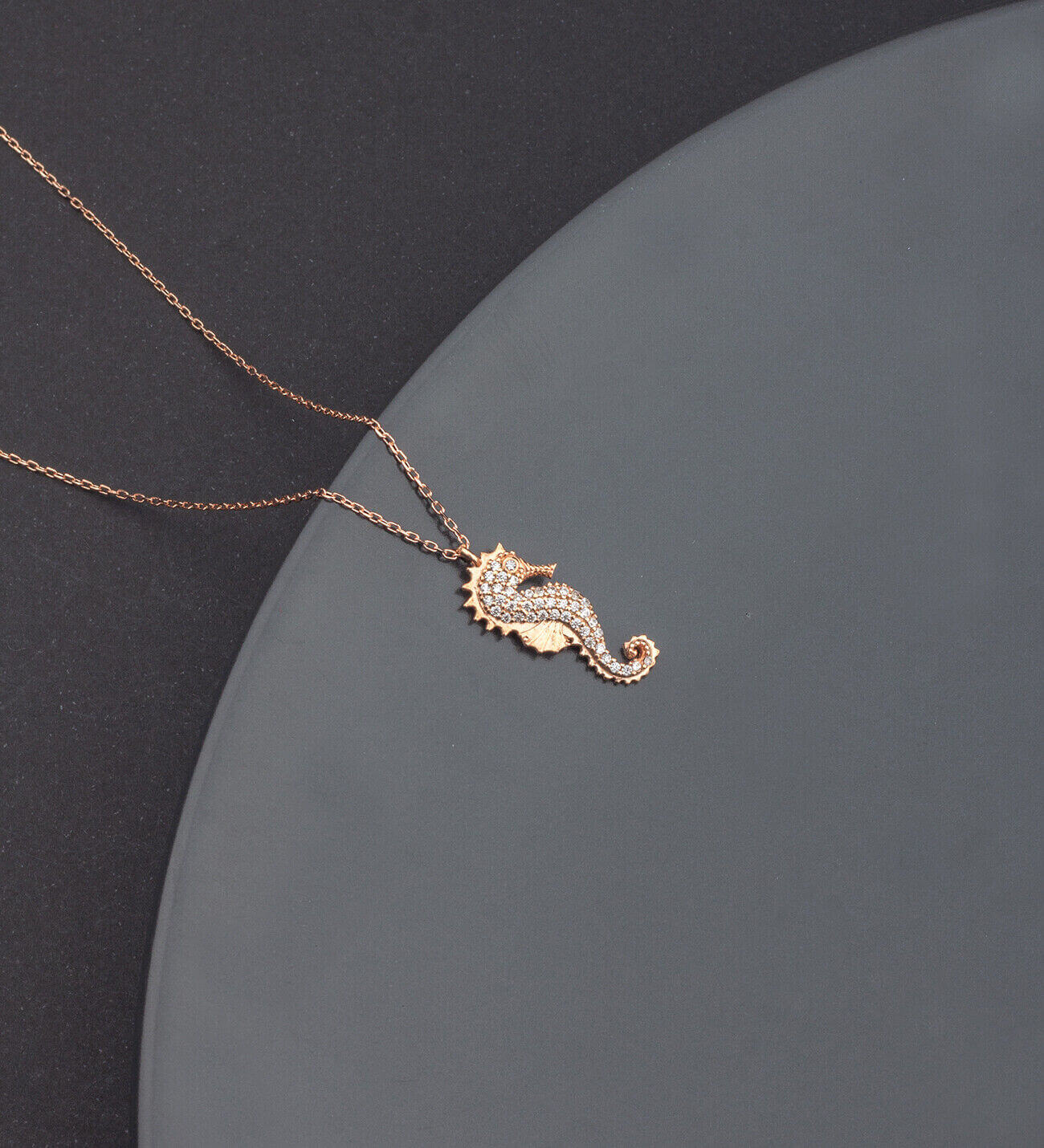 Ermus Gold – Seepferdchen-Halskette aus 925er Sterlingsilber mit Zirkon – Handgemachter Schmuck - Ermus Gold